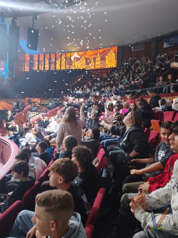 Nyolcadikos diákjaink a Fővárosi Nagycirkuszban: Holle anyó új köntösben